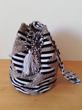 Load image into Gallery viewer, Authentic Handmade Mochilas Wayuu Bags - Matizada Bogota