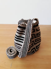 Load image into Gallery viewer, Authentic Handmade Mochilas Wayuu Bags - Small Lines 5
