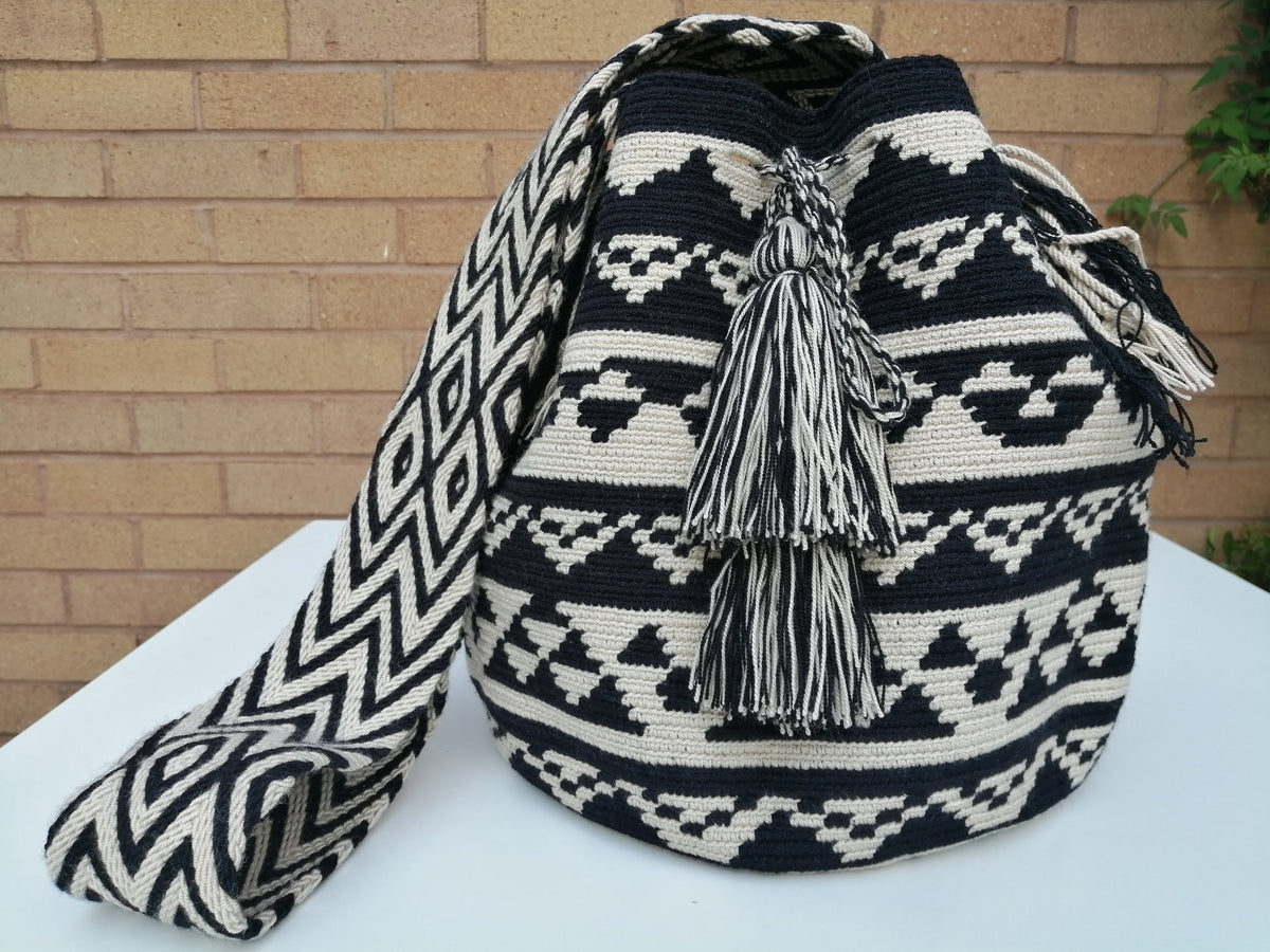 ショルダーバッグ wayuu bag Handmade Wayuu Mochila Bag: Large Crochet Bucket Bag With Pom Poms