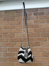 Load image into Gallery viewer, Authentic Handmade Mochilas Wayuu Bags - Small Bogotá