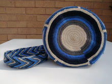 Load image into Gallery viewer, Authentic Handmade Mochilas Wayuu Bags - Mediana Sopó