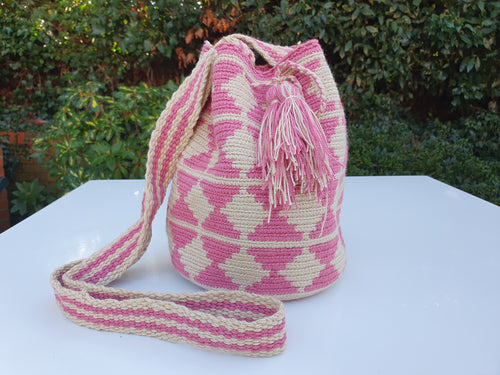 Authentic Handmade Bags Mochilas Wayuu Arcoiris COLLECTION MEDIANA Colombia Rosa