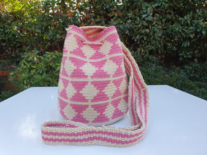 Authentic Handmade Bags Mochilas Wayuu Arcoiris COLLECTION MEDIANA Colombia Rosa