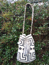 Load image into Gallery viewer, Mochila Wayuu 100% Authentic Handmade Mochila Wayuu - Cundinamarca Sibate
